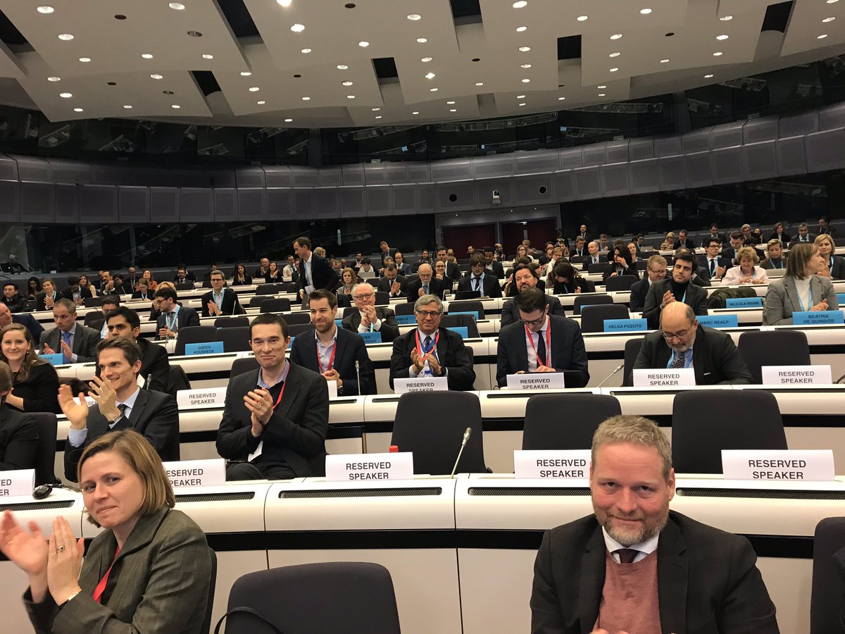vestager's tweet photo. From an empty room to a day full of life & insights #EUCompDigit. Thanks to all participants and speakers @lewis_crofts @ProfFionasm @sandeepvaheesan @jcremer @yvesalexandre @halhod @arielezrachi @ssnstudy & Karen Yeung @bhamlaw @nat_droz @MazzucatoM @johnvanreenen @ruppe_p Great https://t.co/6GKGYJcaob