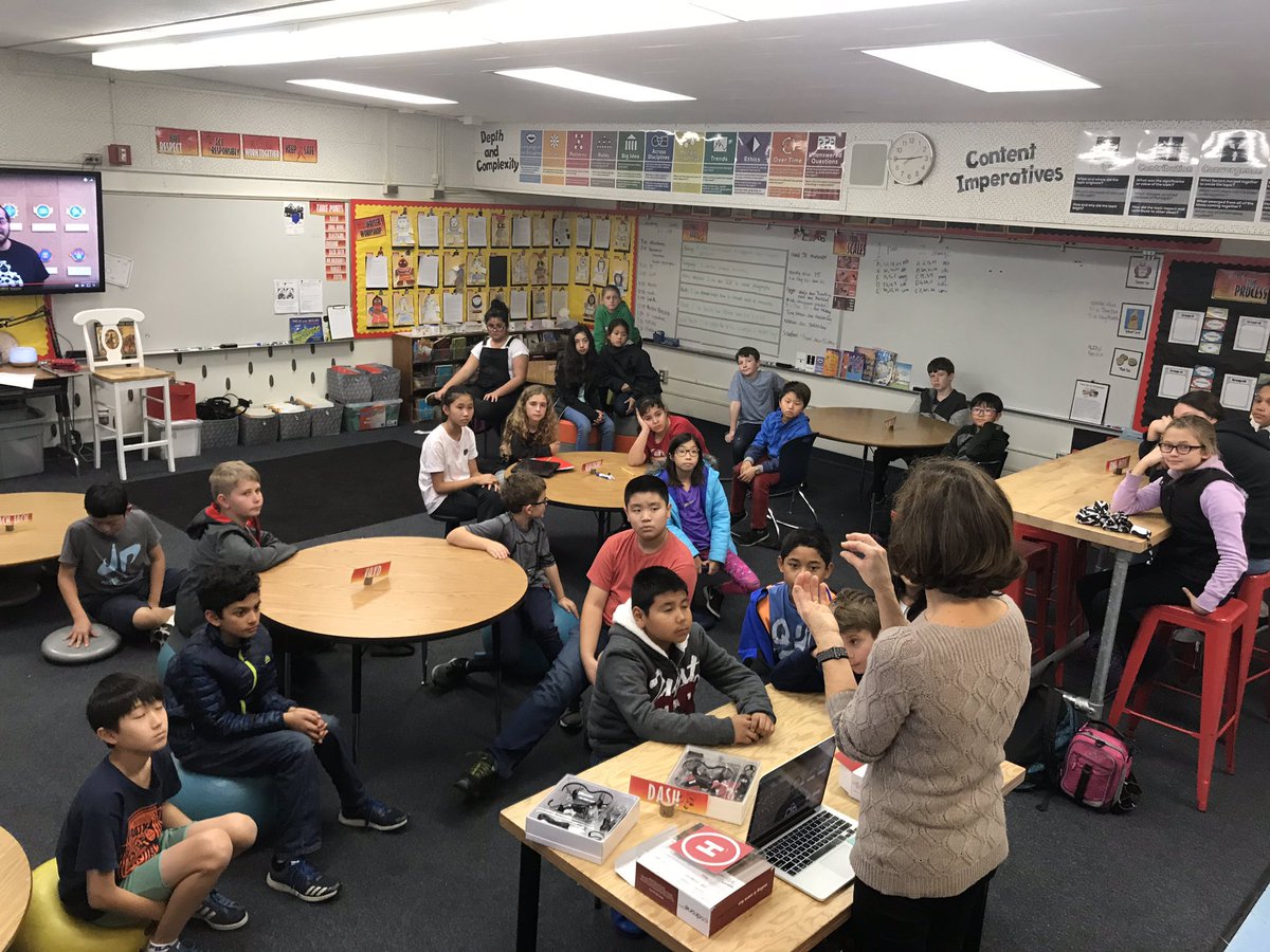 zinnelhermosa15's tweet image. Hermosa Drive shows up for some after school Codrone learning. #FSDlearns #Hermosaleads2019 #codrones #hawktastic @Askmrchong @drynerson60