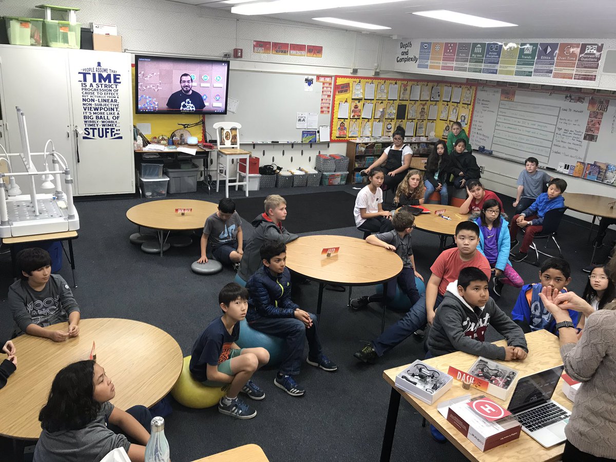 zinnelhermosa15's tweet image. Hermosa Drive shows up for some after school Codrone learning. #FSDlearns #Hermosaleads2019 #codrones #hawktastic @Askmrchong @drynerson60