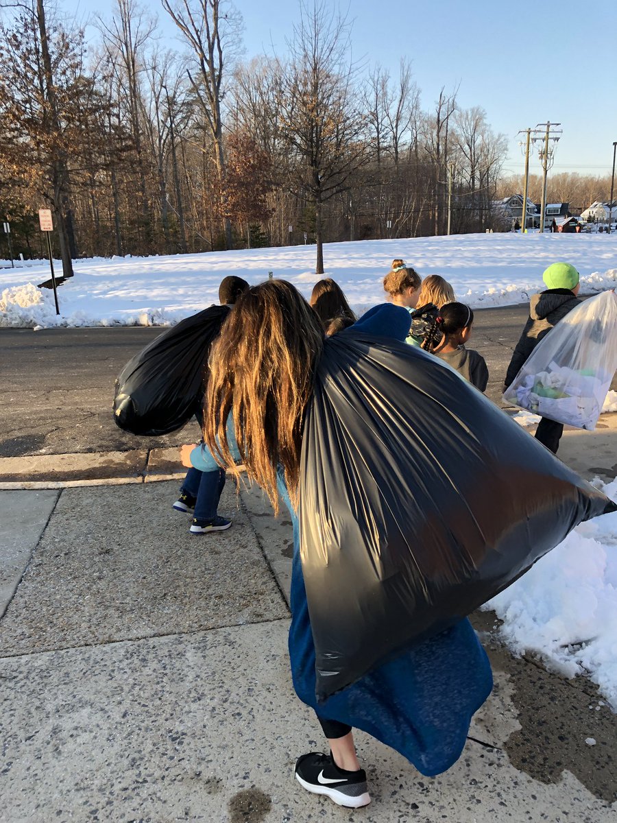 MrsMallon5's tweet photo. GKES Green Team working hard #recycle #gkesgreenteam @PWCSEnergyTeam @GlenkirkES https://t.co/1ttrDhkMJX