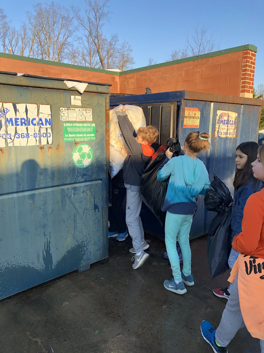MrsMallon5's tweet photo. GKES Green Team working hard #recycle #gkesgreenteam @PWCSEnergyTeam @GlenkirkES https://t.co/1ttrDhkMJX