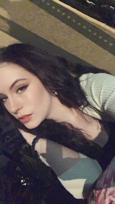 Headed to the awards 💫 https://t.co/WXV9KmJSBI