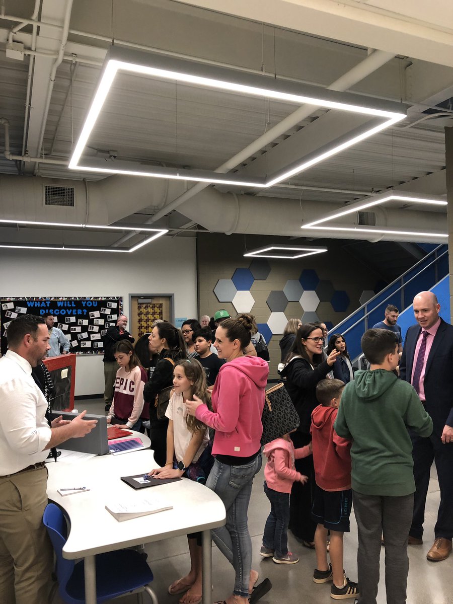 QCJHCounseling's tweet photo. What an AMAZING Future Wildcat Night for our incoming 6th graders! #WildcatPride #QCMS https://t.co/3HJnxrLF5b