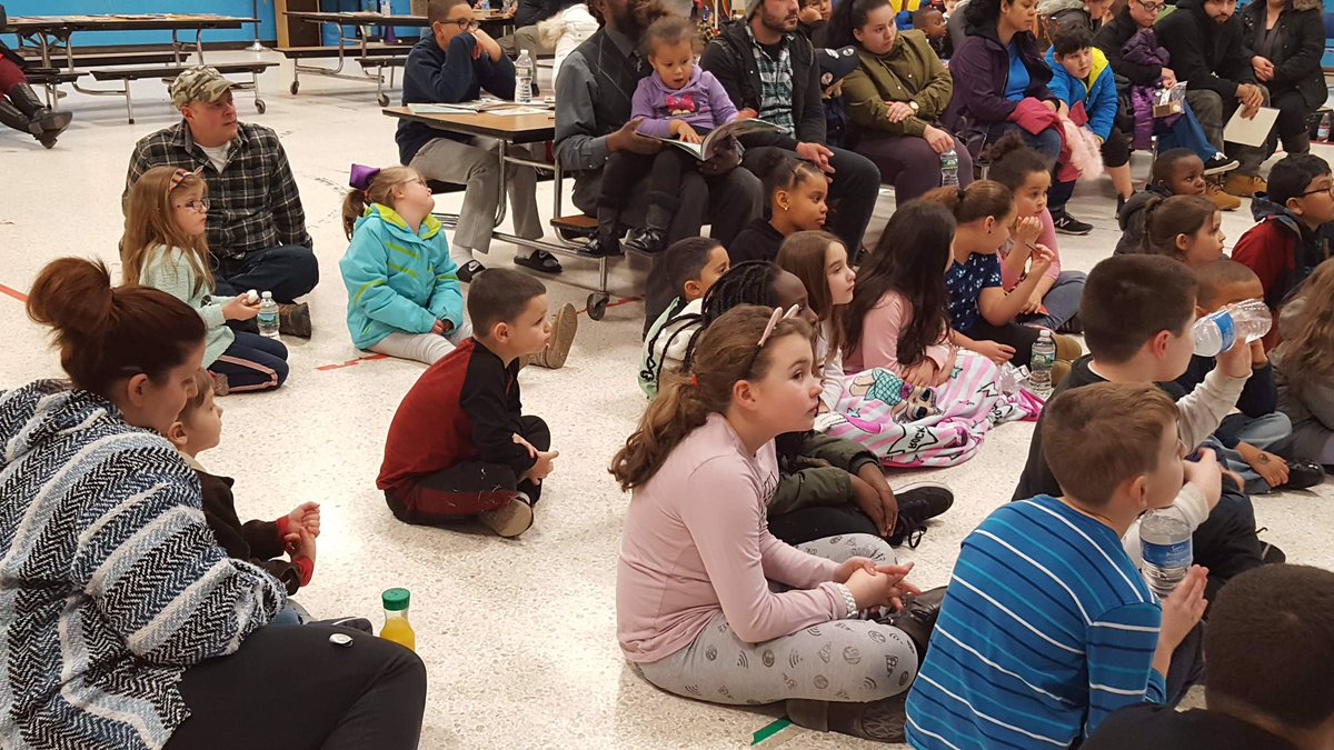 DepotMichelle's tweet photo. Family Literacy Night at Curvin #READBowl2019 @amyfitz74 @CarneyLiteracy @PawtucketSup @ReadWithMalcolm @GeauxMattReher https://t.co/Y8SuRbvAf6