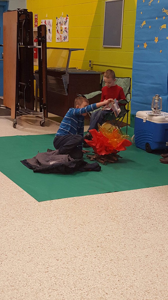 DepotMichelle's tweet photo. Family Literacy Night at Curvin #READBowl2019 @amyfitz74 @CarneyLiteracy @PawtucketSup @ReadWithMalcolm @GeauxMattReher https://t.co/Y8SuRbvAf6