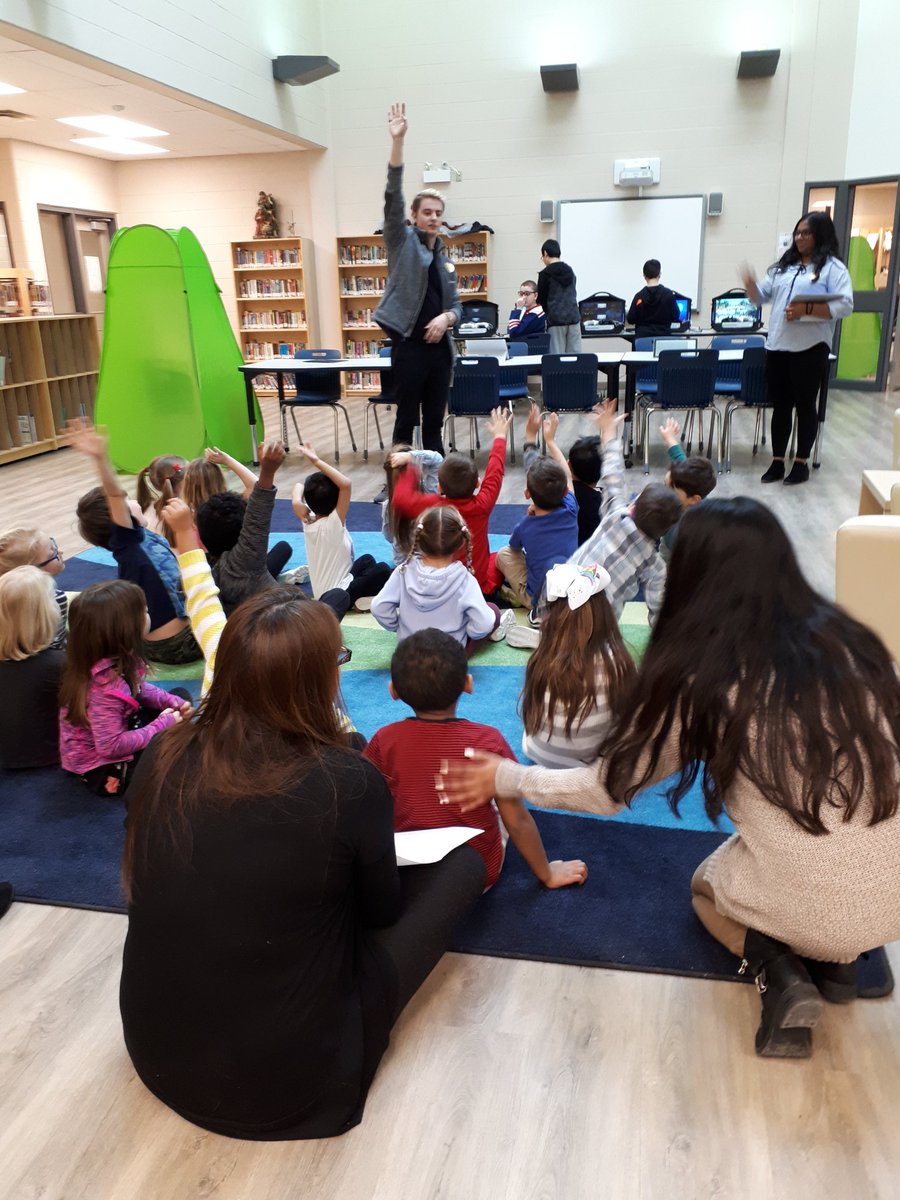 HTKCoding's tweet photo. #Wonder in the Library!! An amazing workshop with #xboxes and #virtualreality! @FCLEdu @Microsoft @MicrosoftEduCA @dtangred @GoHurricanesGo @thenewMrsGordon #tllp #itscodeoutside #kindergarten https://t.co/f70WnnfUpv