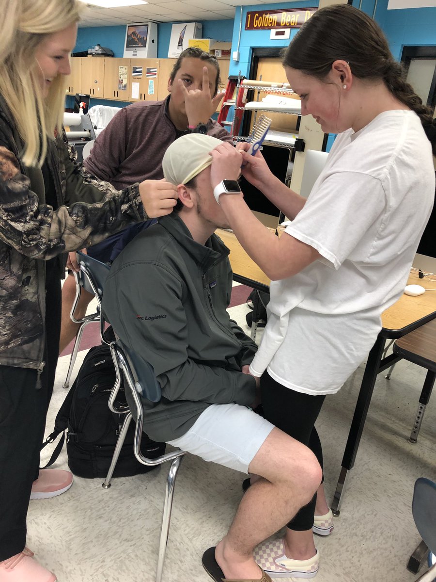 TheWeakleyFocus's tweet photo. Multimedia kids getting into character for their anti-tobacco PSA #robertsdalehigh #rhs #mmd 🐻❤️ https://t.co/cu2VJ4JBqb