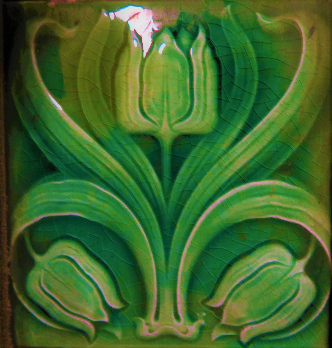 旧岩崎邸庭園 緑色のチューリップ柄タイルは洋館内の暖炉にあります チューリップ柄はアールヌーヴォーの時代に流行した絵柄でした 鮮やかで人気の可愛いデザインですね 館内で木のマントルピースはここだけです 旧岩崎邸庭園 洋館 暖炉