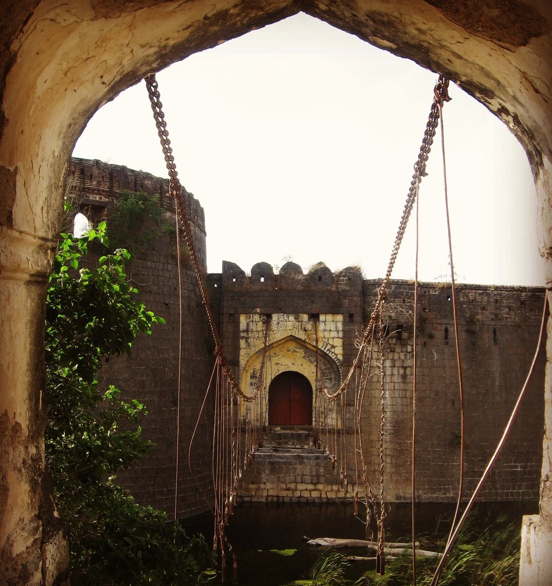 Timekeepers16's tweet photo. 15th Century Fort in Ahmednagar, Maharashtra built by Nizam Shahi. It is circular in planning with 22 bastions and a moat to keep enemies at bay. First Prime Minister Jawaharlal Nehru was detained here and wrote the book ' Discovery of India' while imprisoned here. https://t.co/INIPQxqdCA