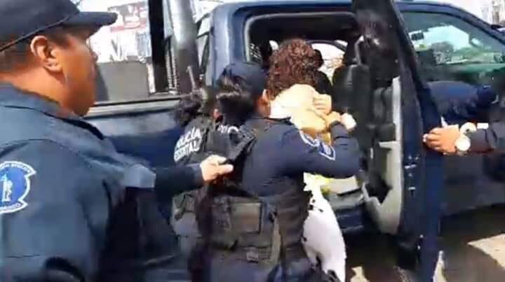 romerodelvalle_'s tweet photo. Cero diálogo en #Tabasco, solo la ley del garrote. 500 policías para detener a una mujer. https://t.co/t5dR4NM6ae