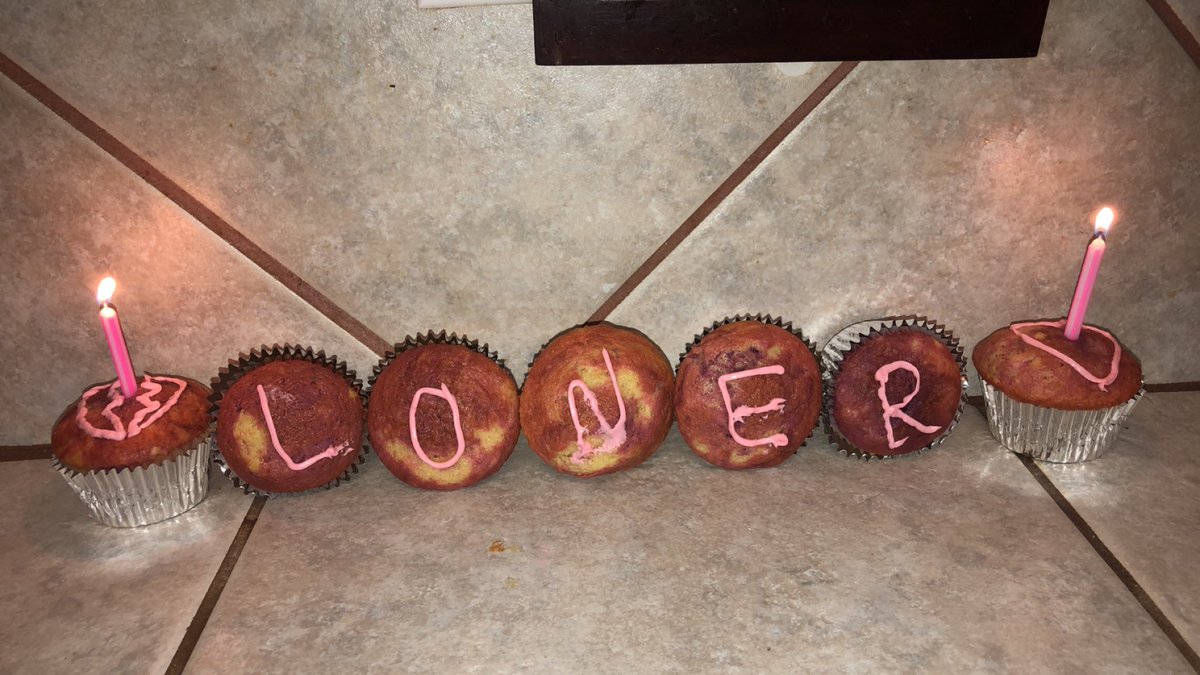 olivia4_10's tweet photo. had to celebrate loner's birthday :) https://t.co/Aiw3jEoLiw