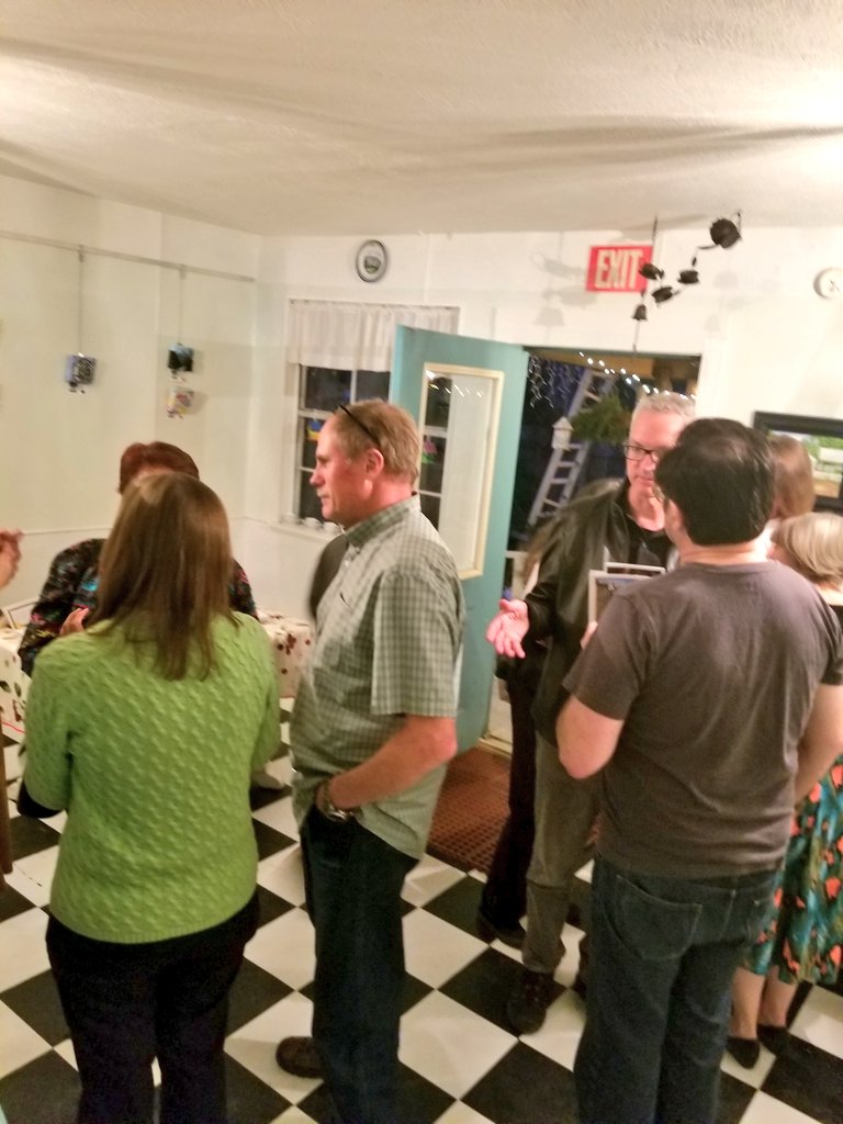 _RRAEA's tweet photo. Thanks to everyone who came out tonight to support #RRAEA, and a special thanks to #PapisPies and #wilcocreatives for hosting! @rrisdfinearts @rrisdart #rraea5x5 #rraea #rrisdcreates #myroundrock https://t.co/OyJsnMUbX5