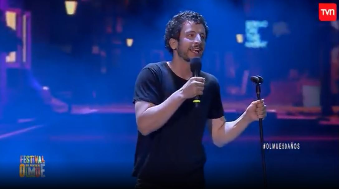 24HorasTVN's tweet photo. ¡El humor llegó a #Olmue50Años!  'Altoyoyo' inicia su show en El Patagual 👏 Sigue la señal en vivo en https://t.co/qgfFrkUDOm https://t.co/RJKBgv3fSG