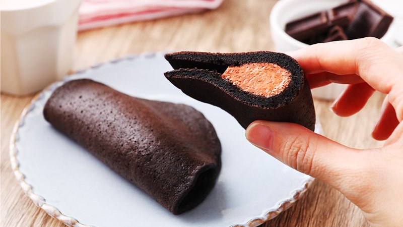 しっとり、もちもち♪( ∩ˇωˇ∩)
「うす~い和もっち巻き(ちょこほいっぷ)」135円(税込145円)
もちっとした薄い生地で、チョコチップ入りチョコホイップをふんわり巻き上げた洋風どら焼き🖤
※北海道除く
https://bit.ly/2FeiFEz
#セブンスイーツアンバサダー