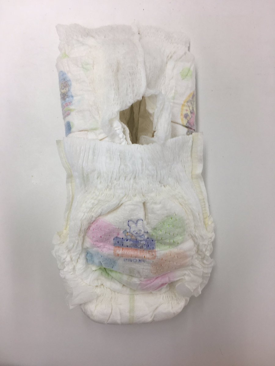 sprflorence's tweet photo. 子どもの嘔吐🤮の時にオススメのアイテムをご紹介！

1.パンツ型オムツ2枚を用意します
2.穴の部分が重ならないように90度ずらして重ね入れます
3.ウエスト部分を折り返して完成！

処分も簡単な使い捨てエチケット袋です🙆‍♀️

手洗いや消毒での予防もお忘れなく〜‼️

#こどもレスキュー隊員の知恵袋 https://t.co/7POjcGKACH
