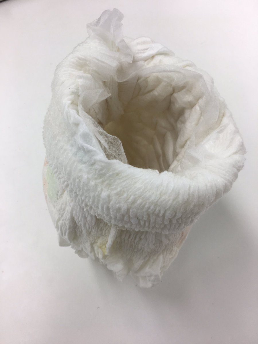 sprflorence's tweet photo. 子どもの嘔吐🤮の時にオススメのアイテムをご紹介！

1.パンツ型オムツ2枚を用意します
2.穴の部分が重ならないように90度ずらして重ね入れます
3.ウエスト部分を折り返して完成！

処分も簡単な使い捨てエチケット袋です🙆‍♀️

手洗いや消毒での予防もお忘れなく〜‼️

#こどもレスキュー隊員の知恵袋 https://t.co/7POjcGKACH