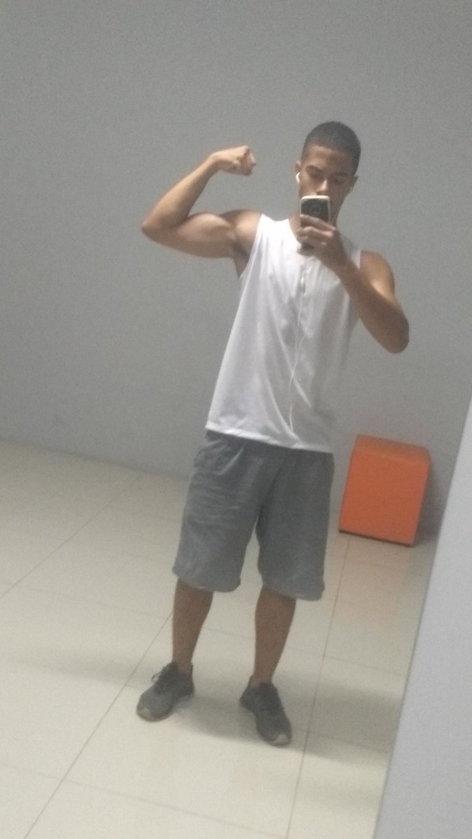 FaelSKTBarber's tweet photo. #mlkneutro saudades dos 2kg que perdi em 2dias, mas é isso, um dia a gente chega lá https://t.co/hxOFgNMLp0