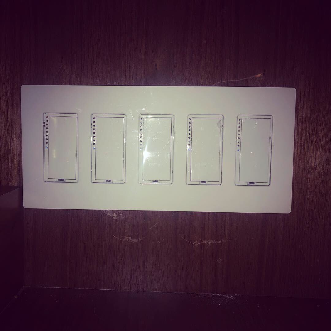 MyControl_Home's tweet image. 💡Instalación de dimmers inteligentes para sala de 5 circuitos. 💡

¡Controla toda la iluminación desde tu smartphone en cualquier lugar del mundo! 💡📲

#MyControlHome #Smarthome #Domotica #Automatizacion #Residencias #Arquitectos #Electricidad #Dimmers #Alexa #GoogleHome