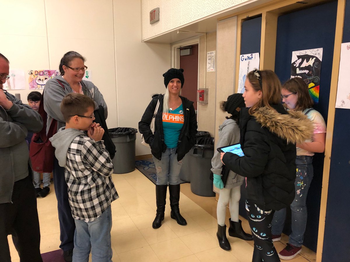 BaggerRaymond's tweet photo. Raymond School’s Passion Project Showcase (5th &amp; 6th). Great to see so many parents enjoy their child’s efforts. #fsdlearns @Raymond_School https://t.co/qrEYqxBUBJ