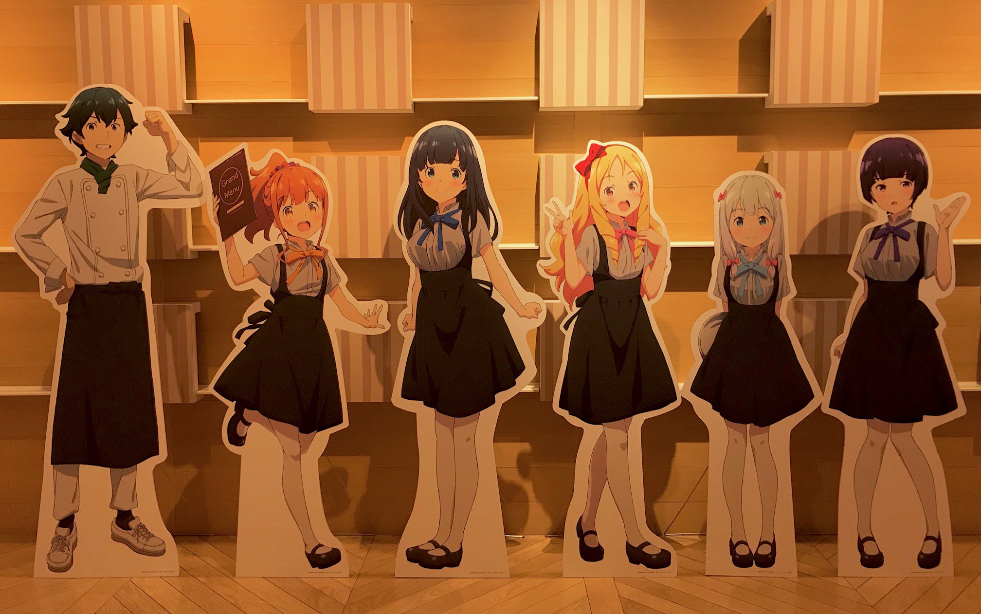 東京アニメセンター ｅマンガ先生展 企画展開催中 １ｆカフェではカフェ店員をイメージした可愛い描きおろしイラストのラテアート コースターセットを販売しております 等身大スタンディも展示しております エロマンガ先生 東京アニメセンター