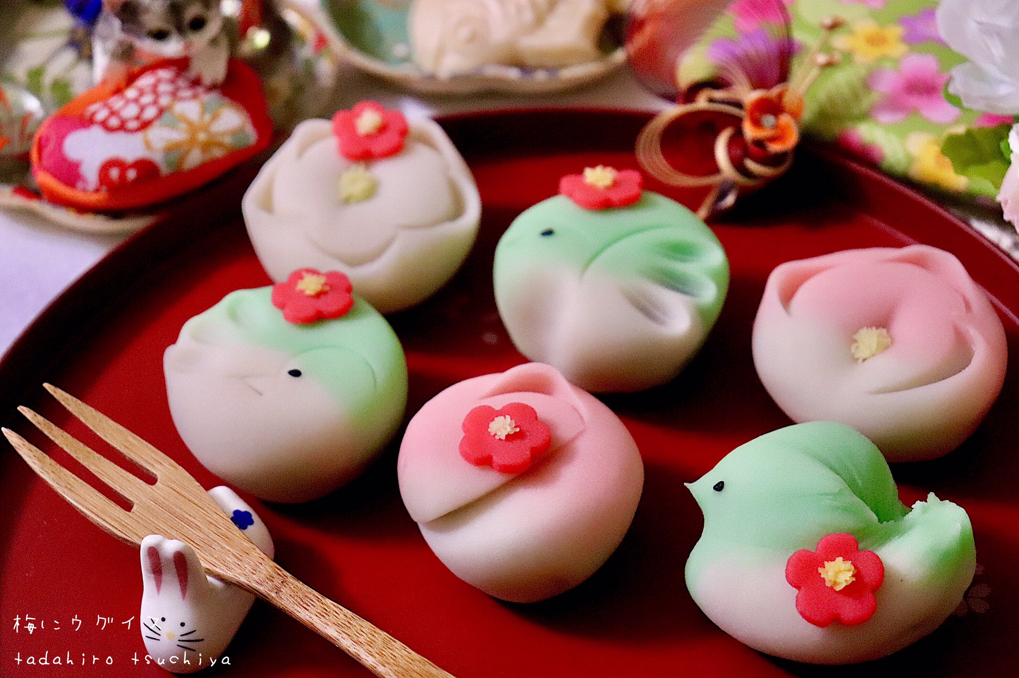 和菓子職人 土屋 タダヒロ 和菓子お兄さん 日本伝統菓子 梅に鶯 梅に鶯 とは 梅の花とウグイスが非常に絵になることから生まれた言葉です 仲がよくとてもお似合いだ とか 切っても切り離せないもの というような意味で使います 和菓子