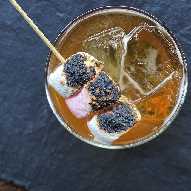 FoodTCMX's tweet photo. Nuestro coctel Boy Scout está hecho con ron @havana7_es, malvaviscos tostados y té rojo. ¡Pruébalo!
#FoodTradeCenter https://t.co/640l3FOfN3 https://t.co/G6sBr0iRk7