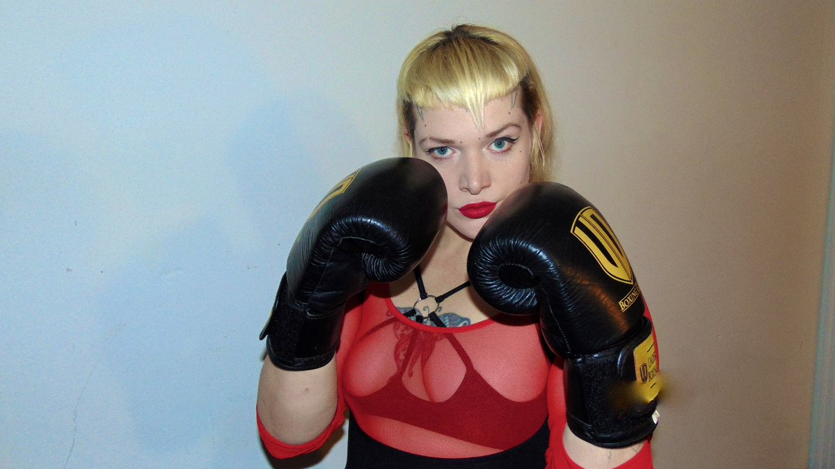BellaRush_W's tweet photo. 💥👊🏻💥 #boxingbabe #packingapunch #bellarush #amazonpower #strongchick #redhot https://t.co/3o31t0lqD3
