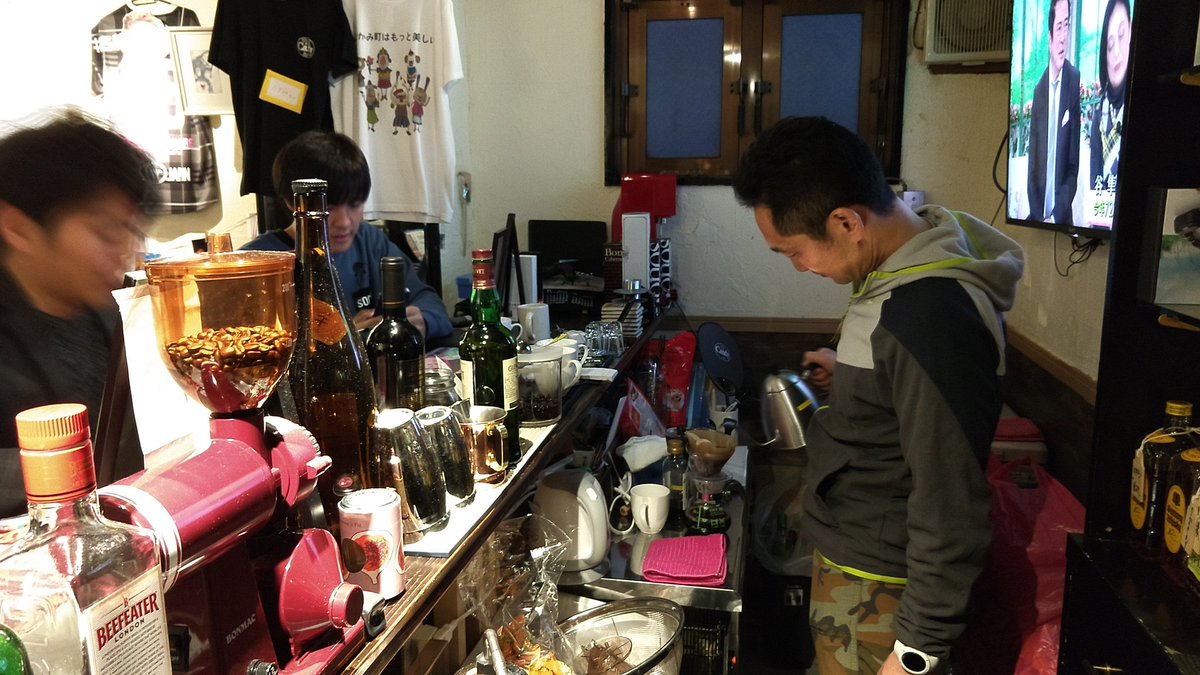 docue_info's tweet photo. YAMANOVAコーヒーのポップアップストア開催中です。マイカップ、マイボトルご持参くださいね。ない人は投げ銭でカップ貸出もしてます。ネパールコーヒー好評です。場所は、上野の御徒町、スナックCANDYさん。https://t.co/PArnPexpNc https://t.co/1d4nLkts9c