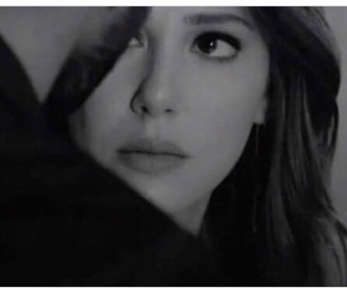 كانت كلمة واحدة فقط ... 
قادرة علي إعمار هذا الخراب ...💔
لكنك بخلت 😔