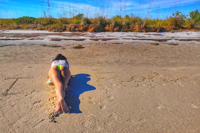 Merci pour vos petits messages d'anniversaire vous &ecirc;tes des amours !!! 😘😘😘 https://t.co/eGhmZgm0VI<a href="/tag/fra"class="tags"><span>#fra</span></a>