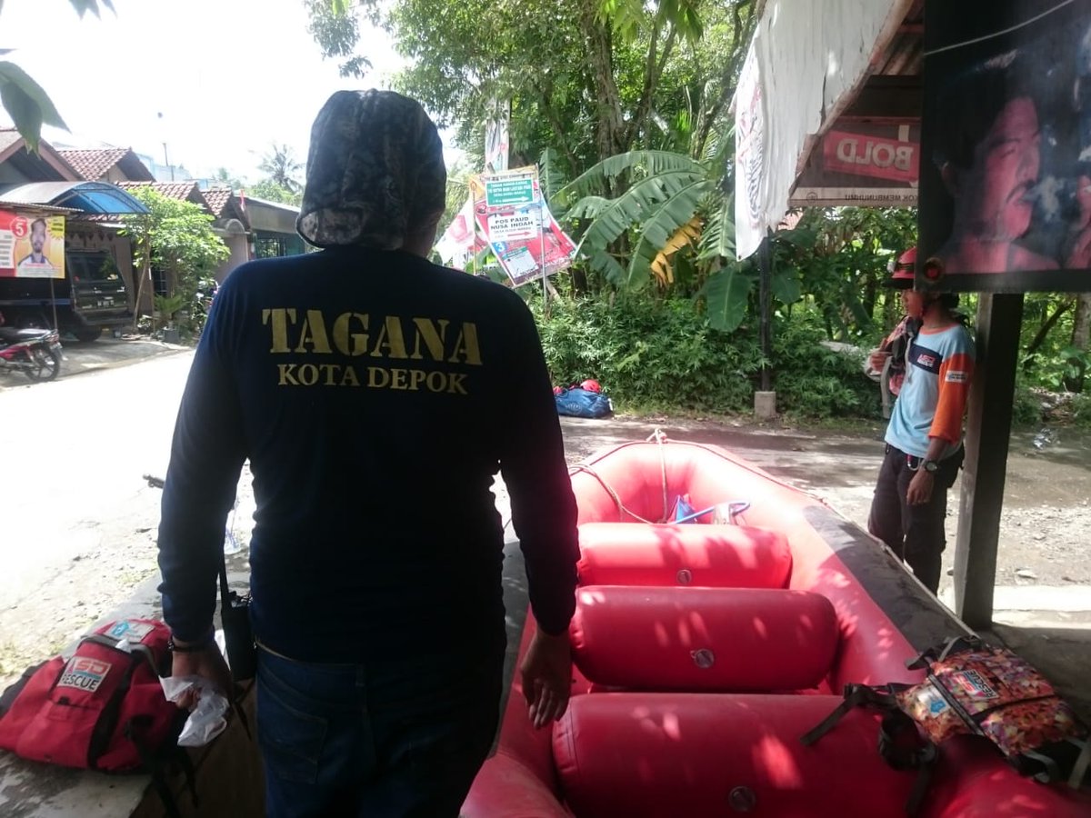 DinasSOSIAL4's tweet photo. #Personil TAGANA Kota Depok, Arie Triana Berabung dan Berkolaborasi Dgn Sekolah Relawan, Tiba Hari Kamis Pagi utk membantu Korban Banjir di Desa Sugiwarsa, Kec. AdiMulyo, Kab Kebumen Jawa Tengah. @pemkotdepok
@IdrisAShomad @KemensosRI https://t.co/mpAmelJaZs