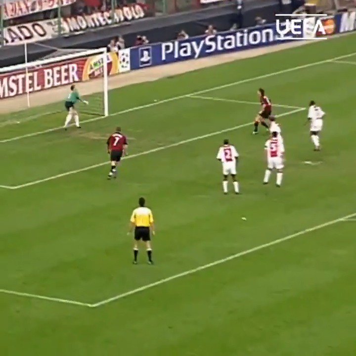 🎁🎂 Bogdan Lobonţ 🎂🎁
😮😮😮 This save from 2003!
#UCL #FlashbackFriday @AFCAjax