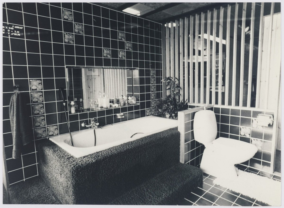 ArchiefAlkmaar's tweet photo. De badkamer in de jaren '80. Groen/bruin/oranje tegeltjes en niet te vergeten hoogpolig tapijt! Het was allemaal te zien in de showroom van de Technische Unie in Alkmaar. #nostalgie #fotovrijdag
Foto: Kees Blokker. Collectie Regionaal Archief Alkmaar. Catalogusnummer: FO1009400 https://t.co/O7zRVlHAgr
