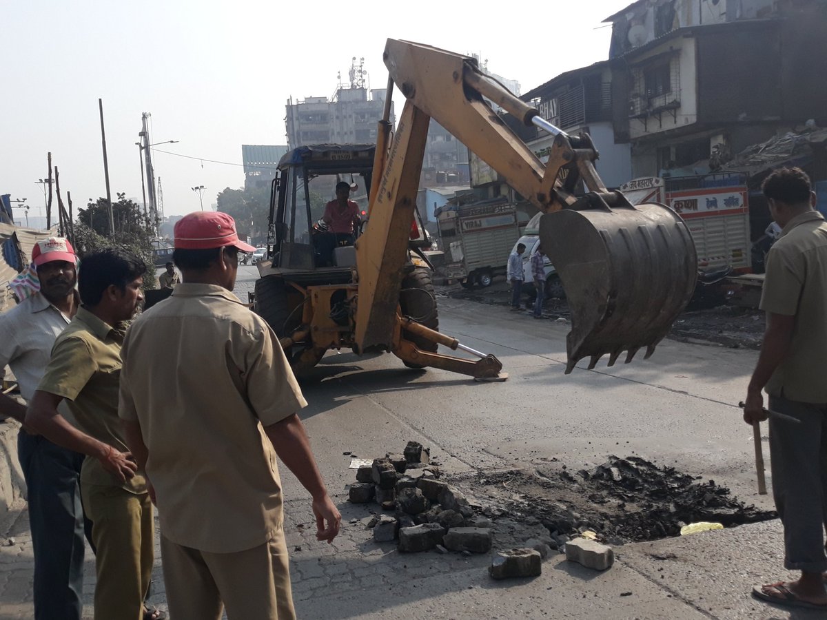 PotholeWarriors's tweet photo. #PotholeTime
Yday Morning 17th Jan19 Thu
The #PaverBlock  got pressed n became Unlevell U-shape on sion-mahim link road #Dharavi Side Got #Repaired n smooth Now, many Vehicles used to get Severe bumps because of it..
@MushtaqAnsari80
@PWDPotholeWar @manojkwadhwa @saferoadsmumbai https://t.co/3JgKUV1O0R