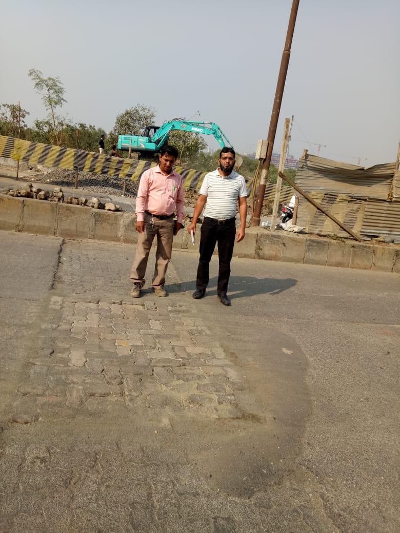 PotholeWarriors's tweet photo. #PotholeTime
Yday Morning 17th Jan19 Thu
The #PaverBlock  got pressed n became Unlevell U-shape on sion-mahim link road #Dharavi Side Got #Repaired n smooth Now, many Vehicles used to get Severe bumps because of it..
@MushtaqAnsari80
@PWDPotholeWar @manojkwadhwa @saferoadsmumbai https://t.co/3JgKUV1O0R