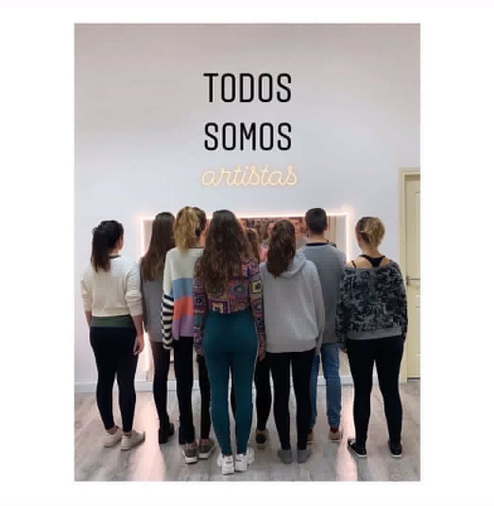 leone__studio's tweet photo. A quién ves cuando te miras al espejo?

📸 Grupo nivel Intermedio de la formación de #TeatroMusical durante un ejercicio en clase de Interpretación.

👨🏻‍🎨Profesor: @JuananCruz89 

#TodosSomosArtistas
#TodosSomosLeone
#LEONEStudio #Mallorca https://t.co/qoTmrGYOeW