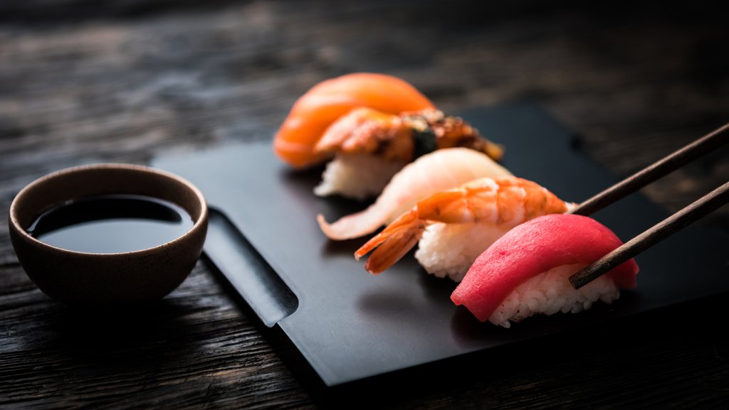 stayspicedcom's tweet photo. ✅ SO ROLLST DU DEIN #SUSHI RICHTIG! Roher #Fisch & #Reis: Bei dieser kulinarischen Kombination schlägt das Herz vieler Gourmets schneller. 👉 Was du für Sushi brauchst und wie du es selbst rollen kannst, liest du in unserem #SPICEblog: ➡️🔝https://t.co/Jw3tQZF0ff #stayspiced https://t.co/lm4aNkLLli