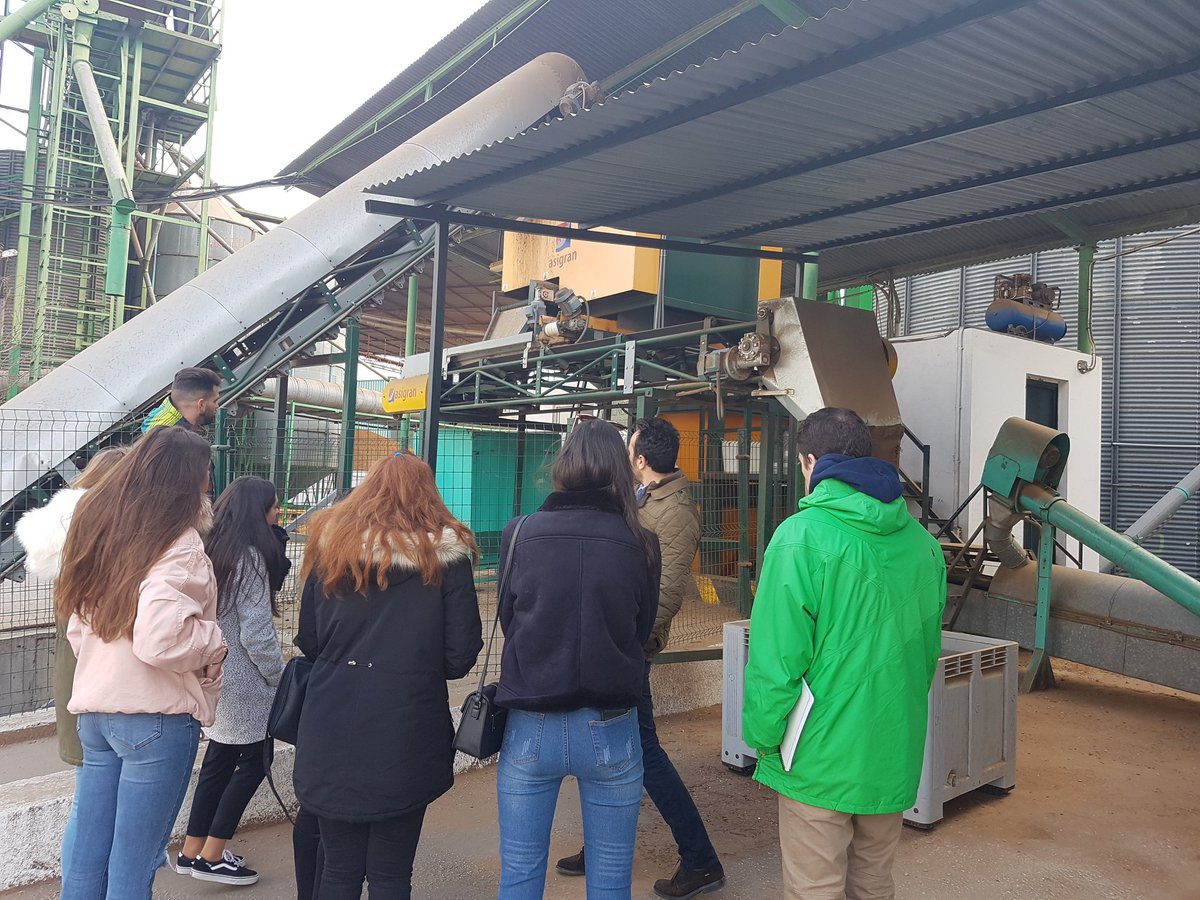MarketTeacher's tweet photo. Hoy aprendemos a exportar almendras gracias a la Master de Andrés González Contreras de @Almendrerasur #FP  con los productos #Malaga @ppenalvera @FP_nra22 @jalvarezmesa @EEspigares @J_A_Mata @mariajesuscha @FP_eel11 @Carlosare1CIA @JuanRomero_79 @LidiMarGon https://t.co/sl2fYgHWS0
