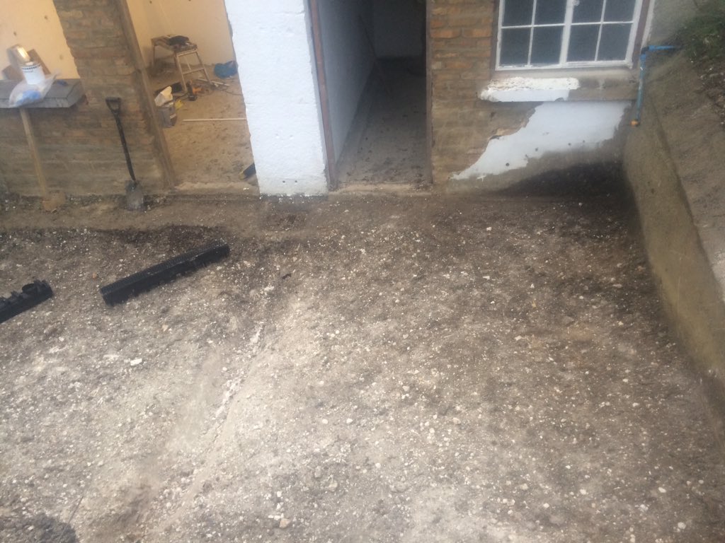 AitkinHazel's tweet photo. A tough day digging and clearing an area ready to lay drainage and concrete at #Chatham #fortluton this week #communitypayback @KSSCRC learnt new tools’ skills and impressed the beneficiary and supervisor 😊#workingtogether #givingback #probationworks https://t.co/tRSBK9oD9X