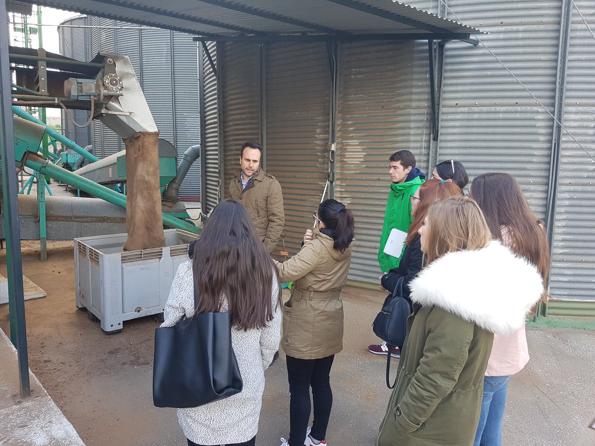 MarketTeacher's tweet photo. Hoy aprendemos a exportar almendras gracias a la Master de Andrés González Contreras de @Almendrerasur #FP  con los productos #Malaga @ppenalvera @FP_nra22 @jalvarezmesa @EEspigares @J_A_Mata @mariajesuscha @FP_eel11 @Carlosare1CIA @JuanRomero_79 @LidiMarGon https://t.co/sl2fYgHWS0