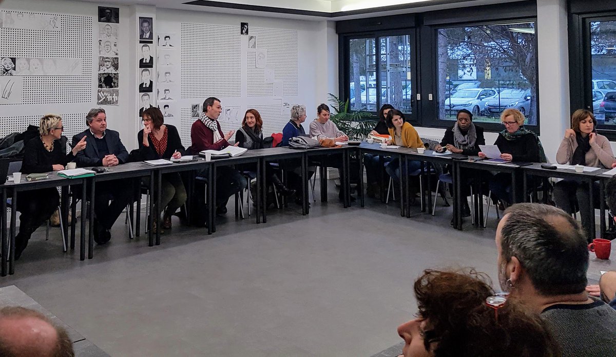 LpoA_Fournier32's tweet photo. Mme Moari, IA IPR EVS d'@actoulouse ouvre la "JOURNÉE DÉPARTEMENTALE CPE DU GERS" au @clg_Astarac_32 à #MIRANDE. #TravailCollaboratif #GroupeRessources #PolitiqueEducative https://t.co/psgGpmt2Go