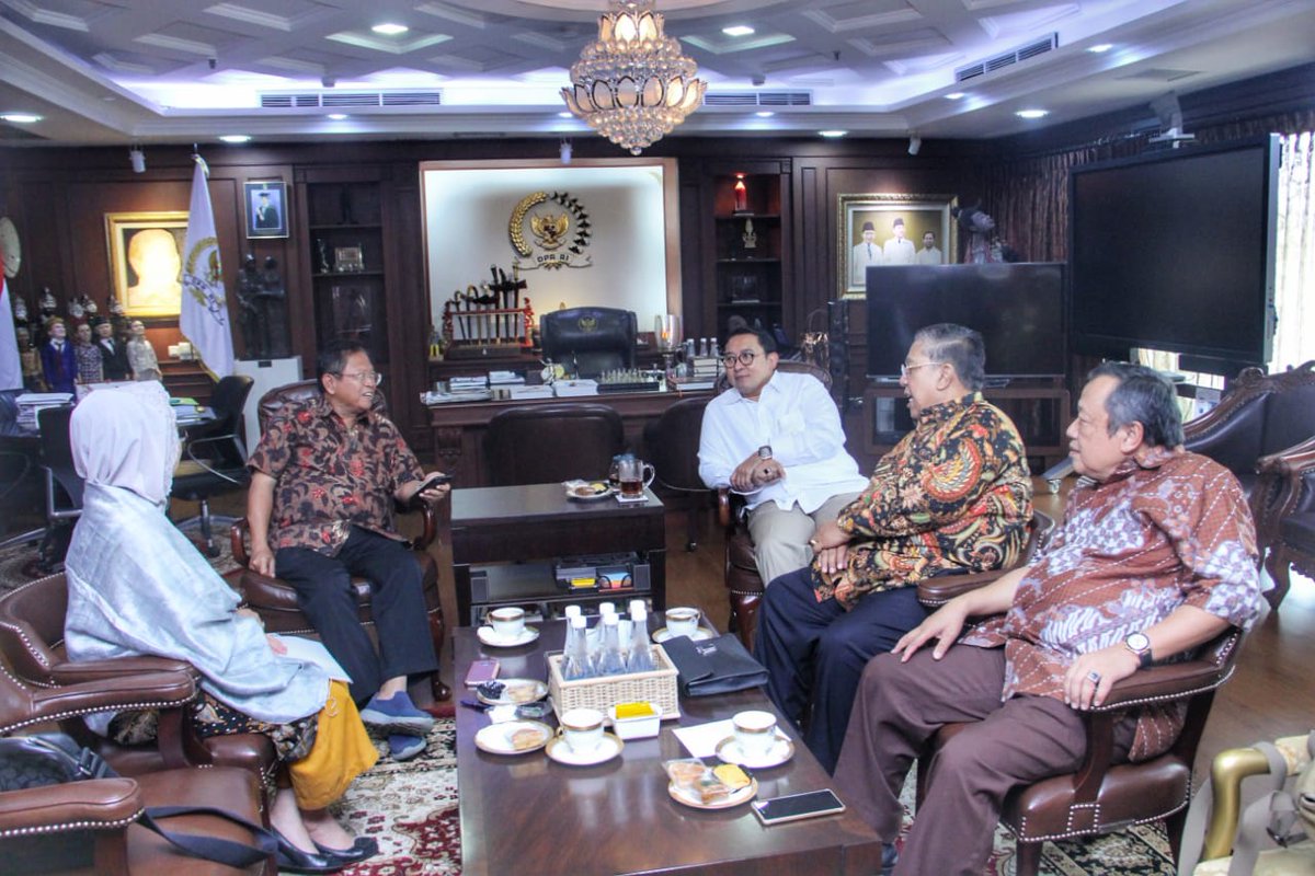 Pertemuan dengan pengurus Himpunan Kerukunan Tani Indonesia (HKTI) <a href="/hkti/">HKTI</a> di Ruang Kerja <a href="/DPR_RI/">DPR RI</a>