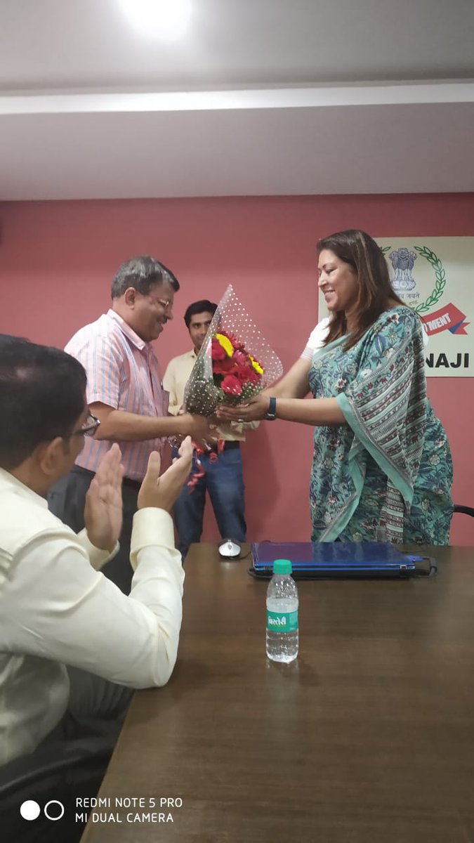 pardeeprtgbsnl's tweet photo. नगर राजभाषा कार्यान्‍वयन समिति की बैठक में गोवा दूरसंचार के प्रतिनिधि श्री एस बी जोशी उप महाप्रबंधक गोवा को सम्मानित करते हुए आयकर विभाग की प्रधान आयकर आयुक्त श्रीमत‍ि आम्रपाली दास @pgm_goa_bsnl  @dgmgoa1 @SmitaDarshetkar @avgudi @shamsun04567546 @pamicool_74 @INSSRAO @kamatgoa https://t.co/14hHo3BKqq