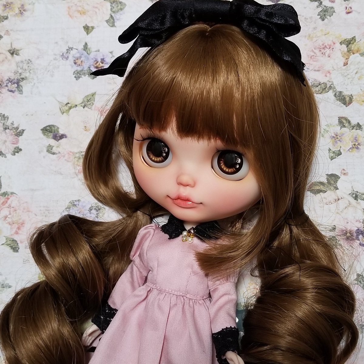 あり ブライス リカちゃんのお洋服 No Twitter ベルベットさんにウィッグを購入しました 記念写真 Before とりあえず装着した状態 姫カットの右側が変なカール 右側のカールをヘアアイロンで整えました 変なカールは取れましたが ストレートになっ