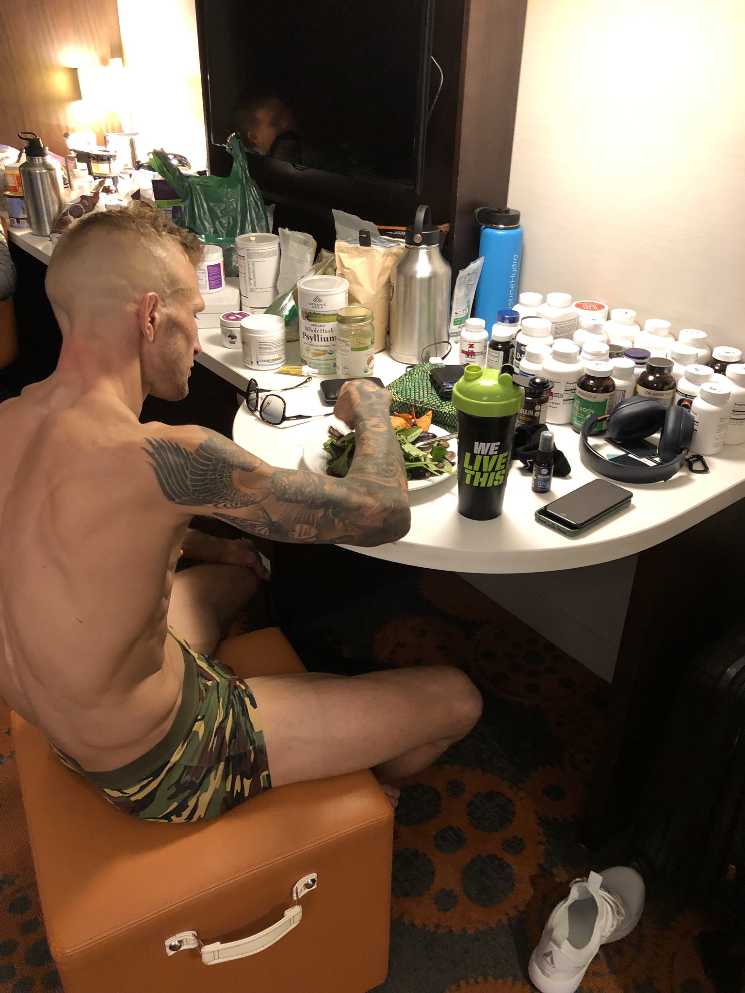 DxLC_nbWoAA7L9T.jpg:large