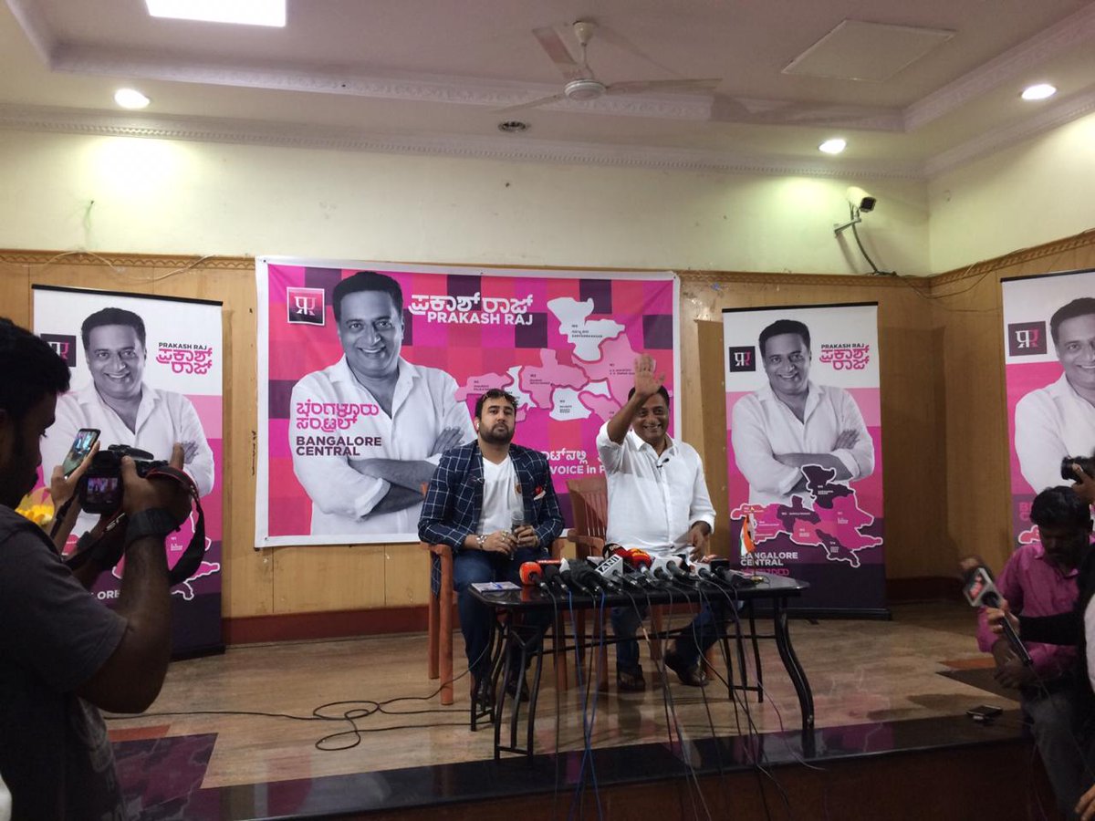 DeccanHerald's tweet photo. .@prakashraaj’s press conference announcing his candidature for Bangalore Central constituency as an Independent. (#DH_Photo)

#LokSabhaElections2019 https://t.co/MGdgeveOa3