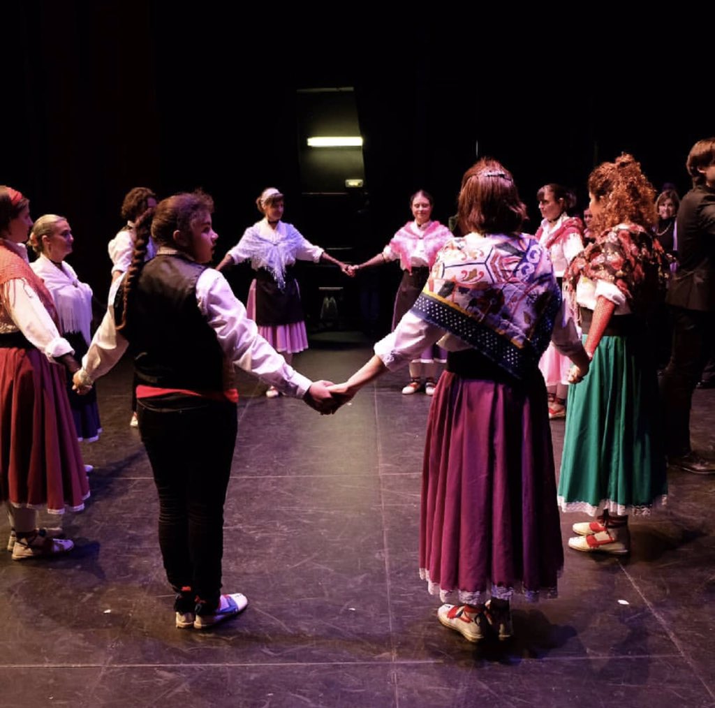 MuchaMasia Hostel Rural-Urbà (@muchamasia) on Twitter photo Vols conèixer la cultura popular de #ElPrat i viure-la des de dins?
Avui l'assaig de grans de <a href="/picacrestes/">Picacrestes El prat</a> serà a les 19h a La Nau!
Dansa i gaudeix del teu poble! Vols conèixer la cultura popular de #ElPrat i viure-la des de dins?
Avui l'assaig de grans de <a href="/picacrestes/">Picacrestes El prat</a> serà a les 19h a La Nau!
Dansa i gaudeix del teu poble!