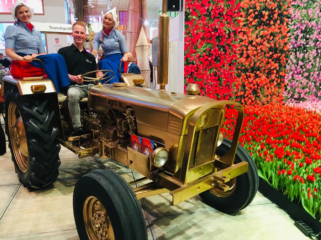 teamagronl's tweet photo. Onze jongste boer #boerenambassadeur Niels in goed gezelschap met de Frau Antjes op de #goudentrekker. #GrueneWoche #ExpeditieBerlijn. Blijf ons volgen. Straks msken wij bekend welke 6 mensen zijn genomineerd voor de boer-burger award de Gouden Trekker! Mooie namen in het rijtje. https://t.co/yMRFelsZJm
