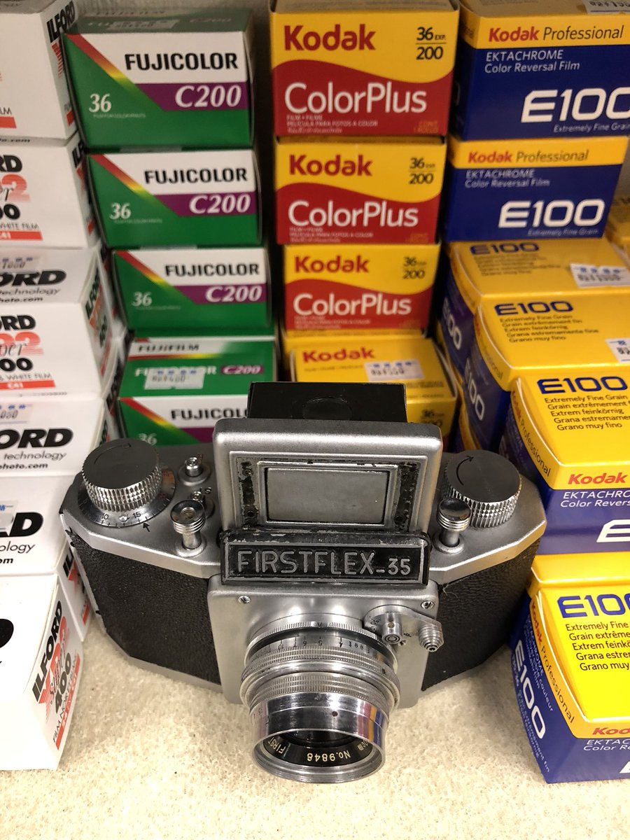 tokyocamera1st's tweet photo. 1955年頃に発売された35mmウエストレベルファインダーの一眼レフ。とても珍しい😲カメラが入ってきました！
日本の四畳半メーカー常盤光機製の #Firstflex-35 https://t.co/PfXmTyy3w3