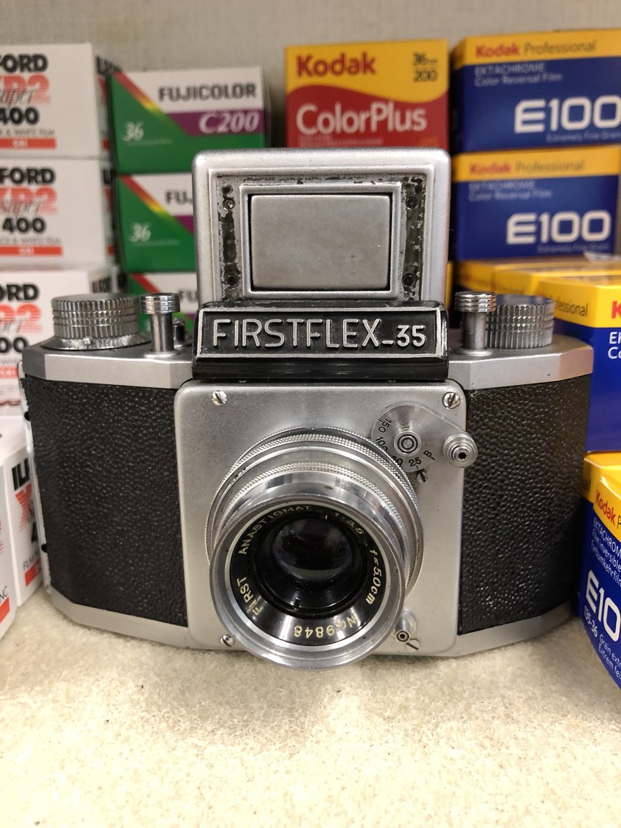 tokyocamera1st's tweet photo. 1955年頃に発売された35mmウエストレベルファインダーの一眼レフ。とても珍しい😲カメラが入ってきました！
日本の四畳半メーカー常盤光機製の #Firstflex-35 https://t.co/PfXmTyy3w3